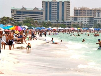 Offshore racing fans on Lido Beach